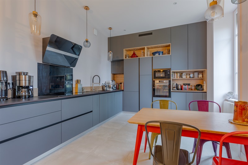 Cuisine ouverte de style contemporain bois et gris à Lyon | Raison Home - 5