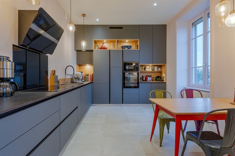 Cuisine ouverte de style contemporain bois et gris à Lyon | Raison Home - 6