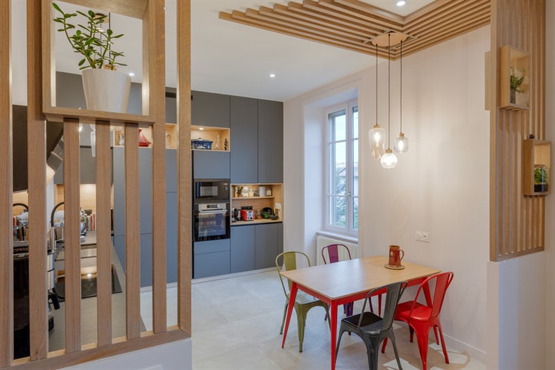 Cuisine ouverte de style contemporain bois et gris à Lyon | Raison Home - 7