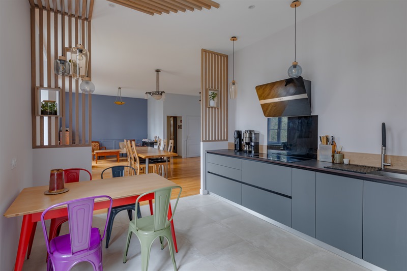 Cuisine ouverte de style contemporain bois et gris à Lyon | Raison Home - 9