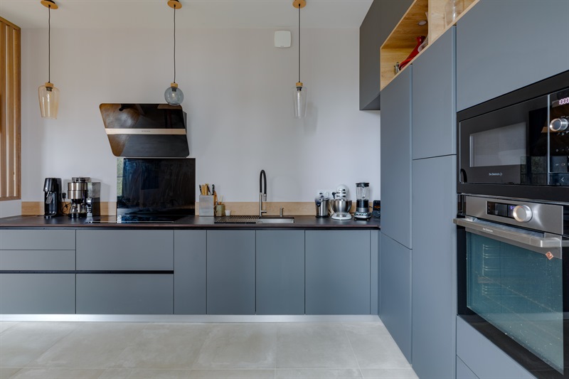 Cuisine ouverte de style contemporain bois et gris à Lyon | Raison Home - 10