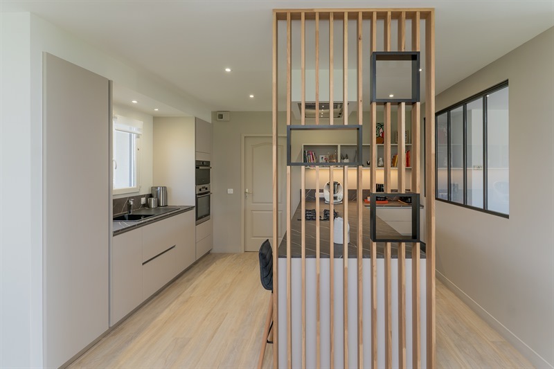 Cuisine ouverte de style contemporain beige à Saint-Agnin-sur-Bion | Raison Home - 1