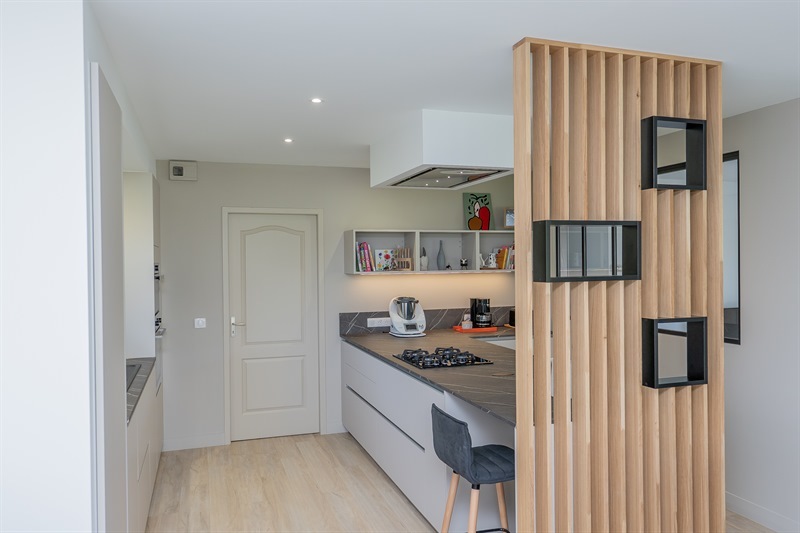 Cuisine ouverte de style contemporain beige à Saint-Agnin-sur-Bion | Raison Home - 2