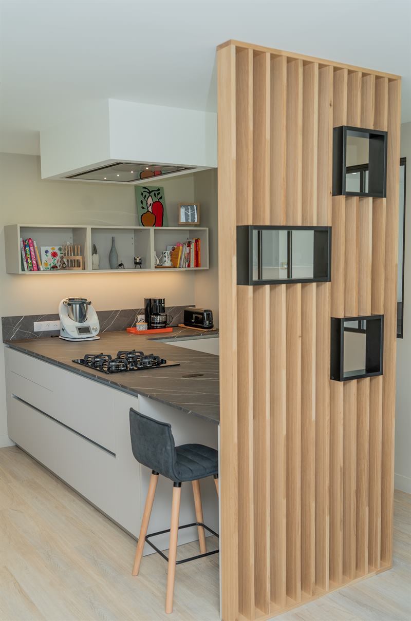 Cuisine ouverte de style contemporain beige à Saint-Agnin-sur-Bion | Raison Home - 3