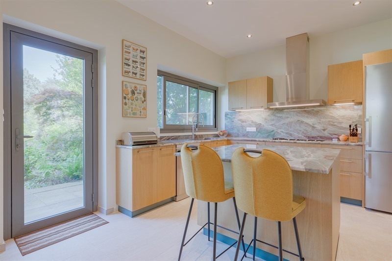 Cuisine fermée de style nature bois, bleu et vert à Francheville | Raison Home - 1