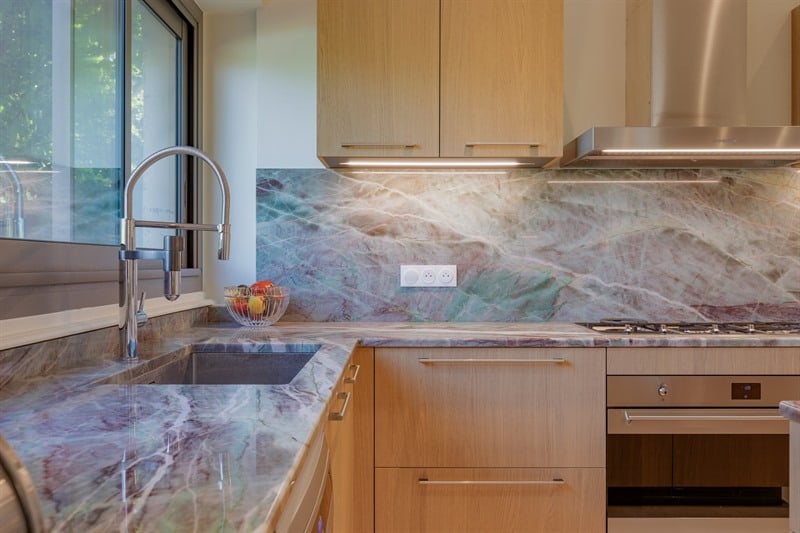 Cuisine fermée de style nature bois, bleu et vert à Francheville | Raison Home - 3