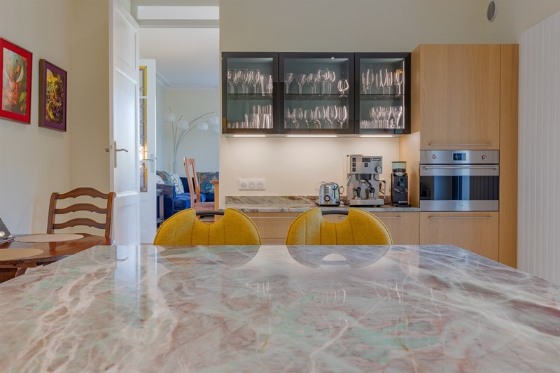 Cuisine fermée de style nature bois, bleu et vert à Francheville | Raison Home - 5