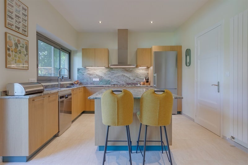 Cuisine fermée de style nature bois, bleu et vert à Francheville | Raison Home - 7