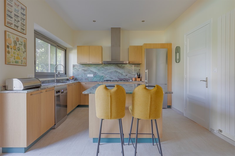 Cuisine fermée de style nature bois, bleu et vert à Francheville | Raison Home - 8
