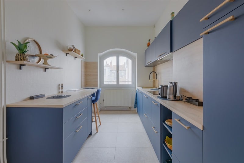 Cuisine fermée bleue et bois à Lyon | Raison Home - 1