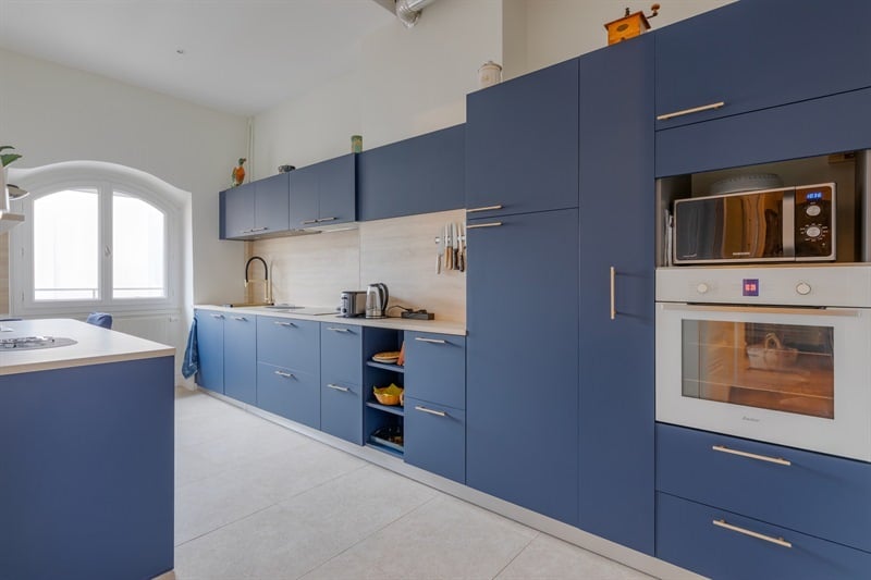 Cuisine fermée bleue et bois à Lyon | Raison Home - 2