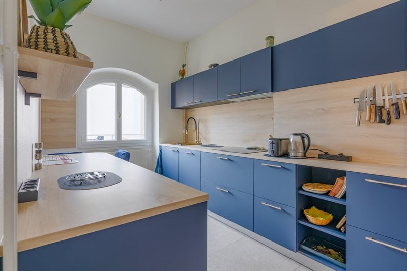 Cuisine fermée bleue et bois à Lyon | Raison Home - 3