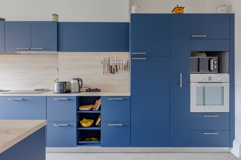 Cuisine fermée bleue et bois à Lyon | Raison Home - 4