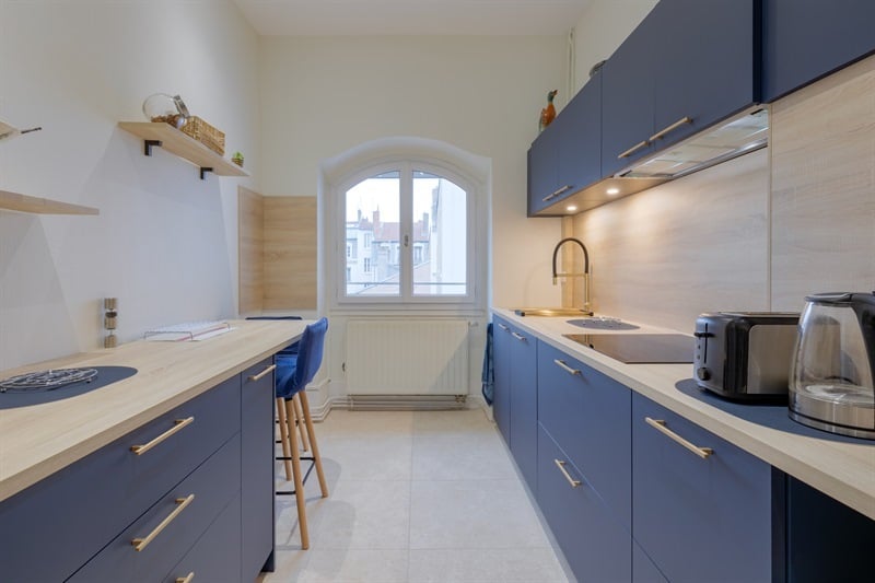 Cuisine fermée bleue et bois à Lyon | Raison Home - 5