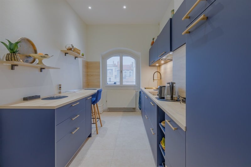 Cuisine fermée bleue et bois à Lyon | Raison Home - 6