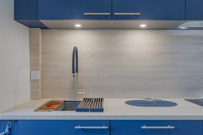 Cuisine fermée bleue et bois à Lyon | Raison Home - 7
