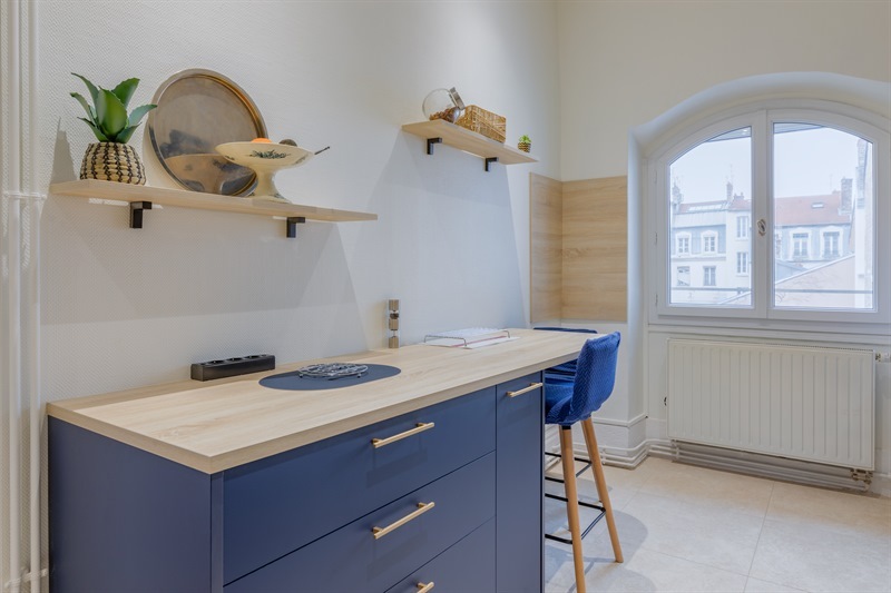 Cuisine fermée bleue et bois à Lyon | Raison Home - 8