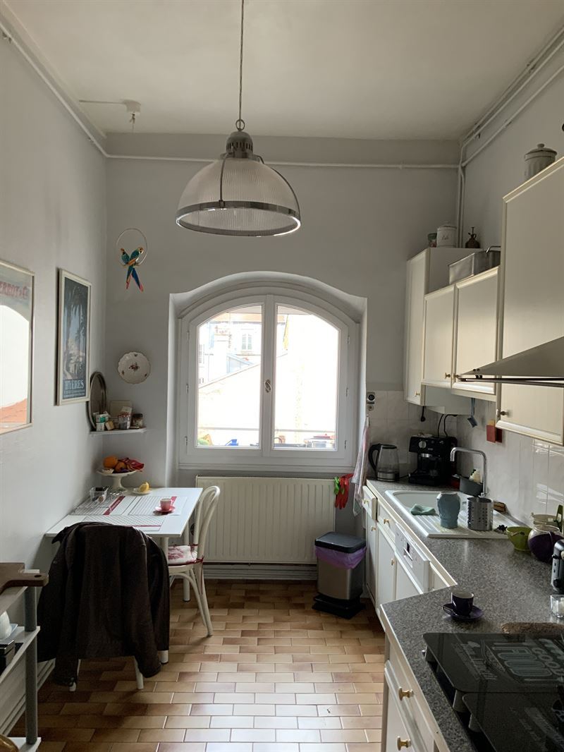 Cuisine fermée bleue et bois à Lyon | Raison Home - 9