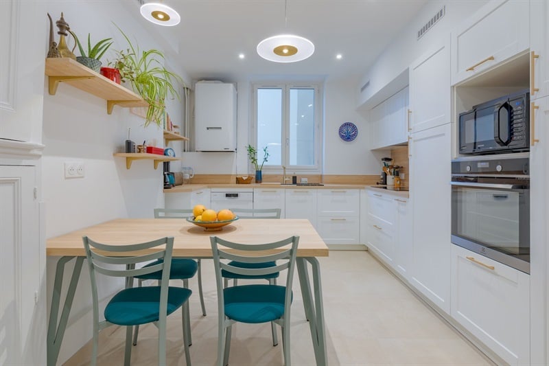 Cuisine en U de style nature bois et blanc à Lyon | Raison Home - 1