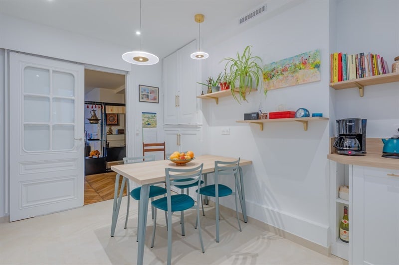 Cuisine en U de style nature bois et blanc à Lyon | Raison Home - 2