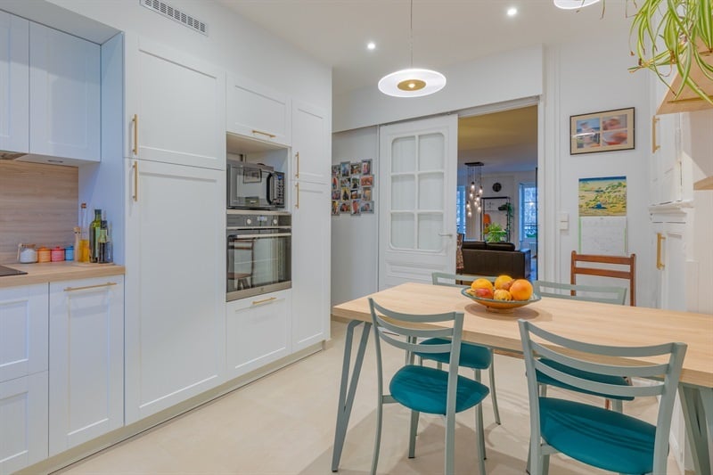 Cuisine en U de style nature bois et blanc à Lyon | Raison Home - 3