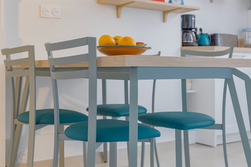 Cuisine en U de style nature bois et blanc à Lyon | Raison Home - 4