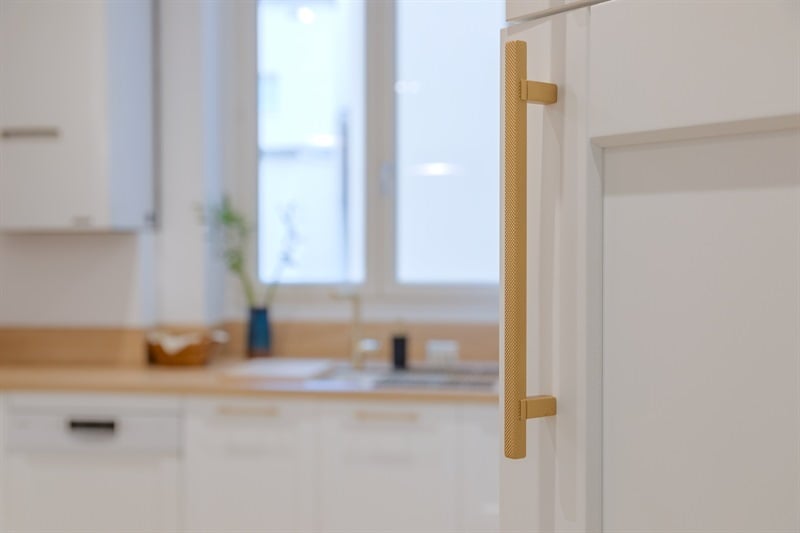 Cuisine en U de style nature bois et blanc à Lyon | Raison Home - 5