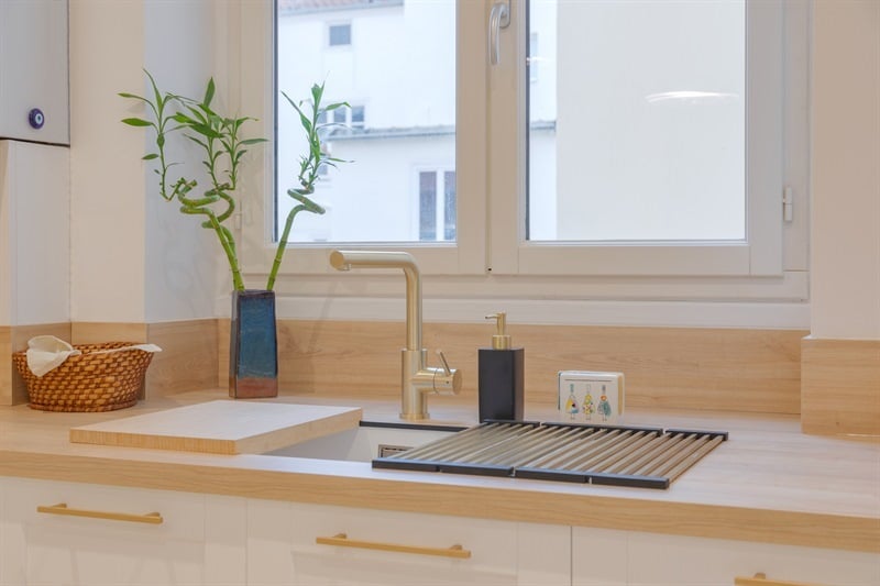 Cuisine en U de style nature bois et blanc à Lyon | Raison Home - 6