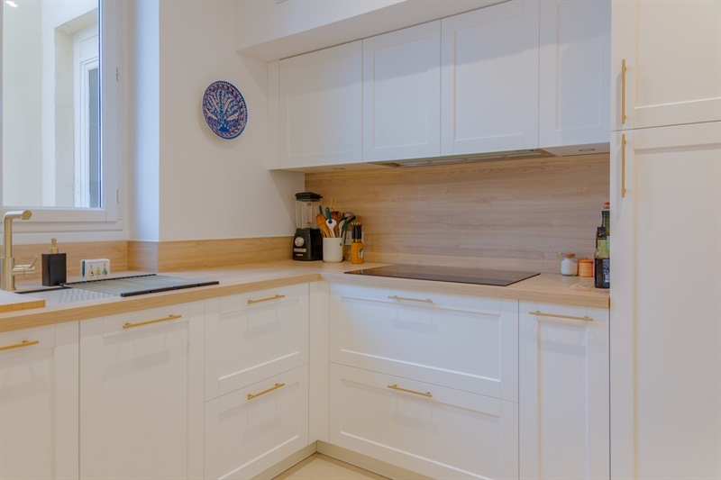 Cuisine en U de style nature bois et blanc à Lyon | Raison Home - 8
