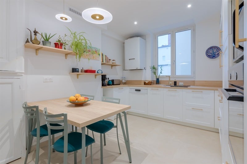 Cuisine en U de style nature bois et blanc à Lyon | Raison Home - 9