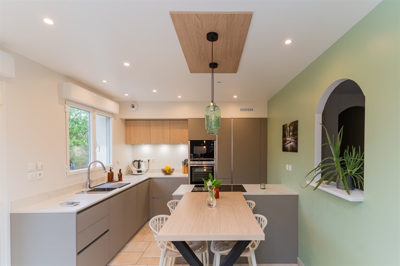 Cuisine contemporaine bois et beige à Bouvesse Quirieu 1