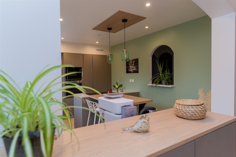 Cuisine contemporaine bois et beige à Bouvesse Quirieu 2