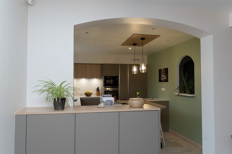 Cuisine contemporaine bois et beige à Bouvesse Quirieu 3