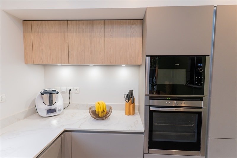 Cuisine contemporaine bois et beige à Bouvesse Quirieu 5