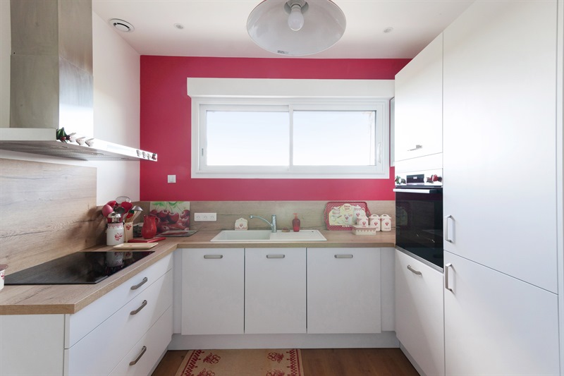 Cuisine, salle de bain et dressing contemporain bois et blanc à Villemaréchal 1