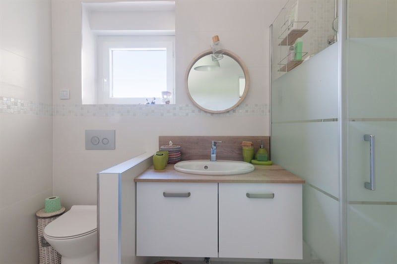 Cuisine, salle de bain et dressing contemporain bois et blanc à Villemaréchal 2