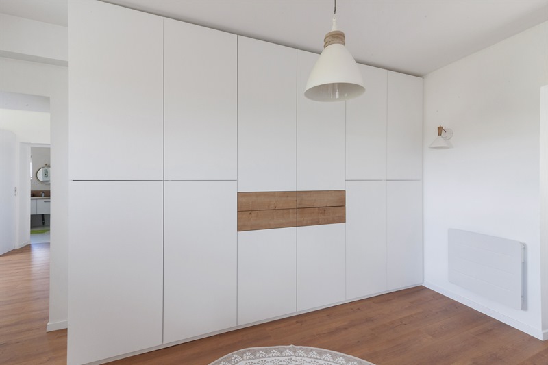 Cuisine, salle de bain et dressing contemporain bois et blanc à Villemaréchal | Raison Home - 3