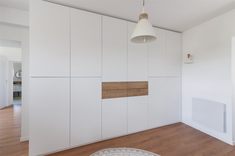 Cuisine, salle de bain et dressing contemporain bois et blanc à Villemaréchal 3