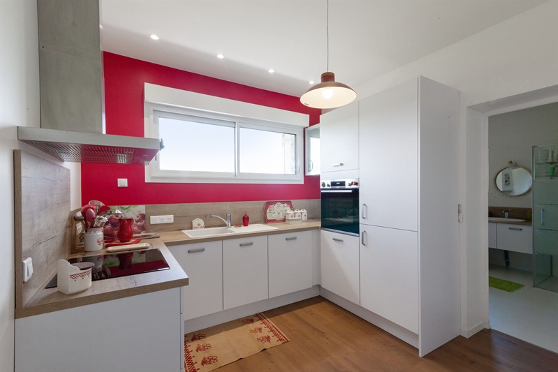 Cuisine, salle de bain et dressing contemporain bois et blanc à Villemaréchal 4