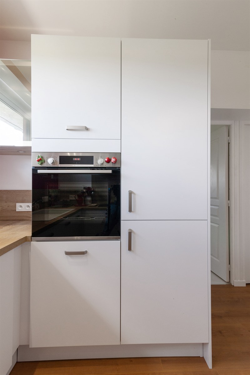 Cuisine, salle de bain et dressing contemporain bois et blanc à Villemaréchal 5