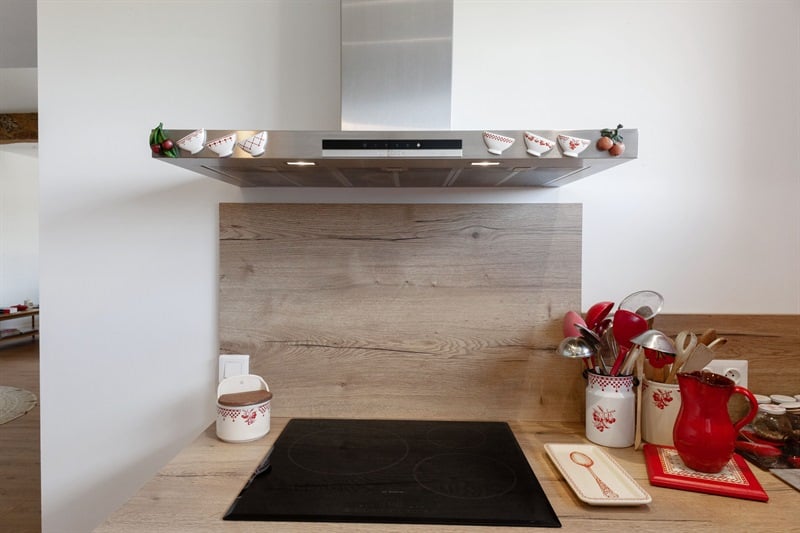 Cuisine, salle de bain et dressing contemporain bois et blanc à Villemaréchal 6