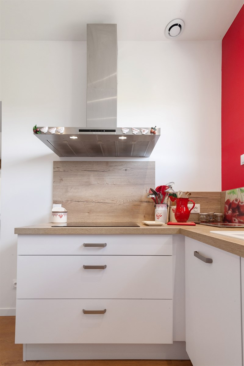 Cuisine, salle de bain et dressing contemporain bois et blanc à Villemaréchal 9