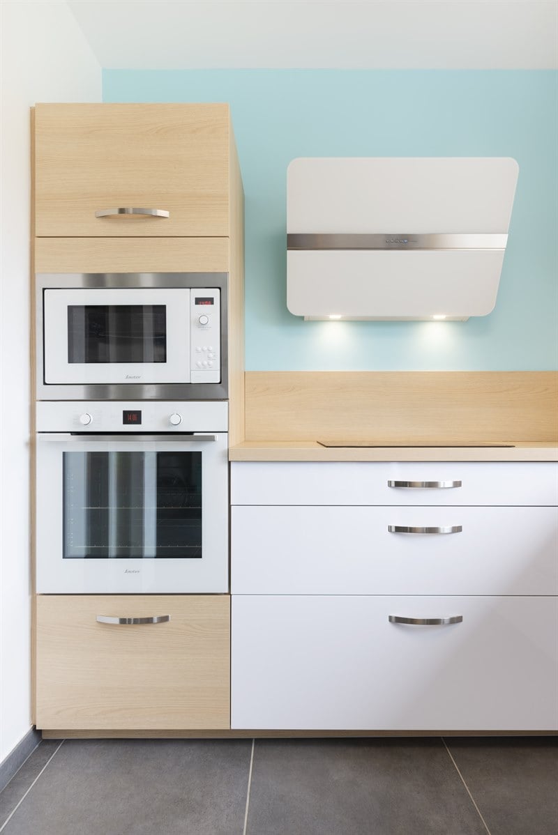 Cuisine ouverte de style contemporain bois et blanc à Woippy | Raison Home - 5