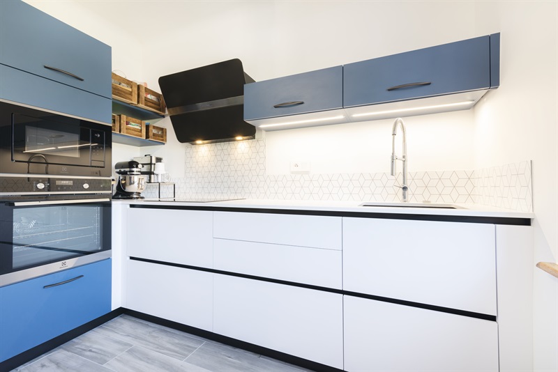 Cuisine blanche et bleue de style contemporain à Château-Salins | Raison Home - 1