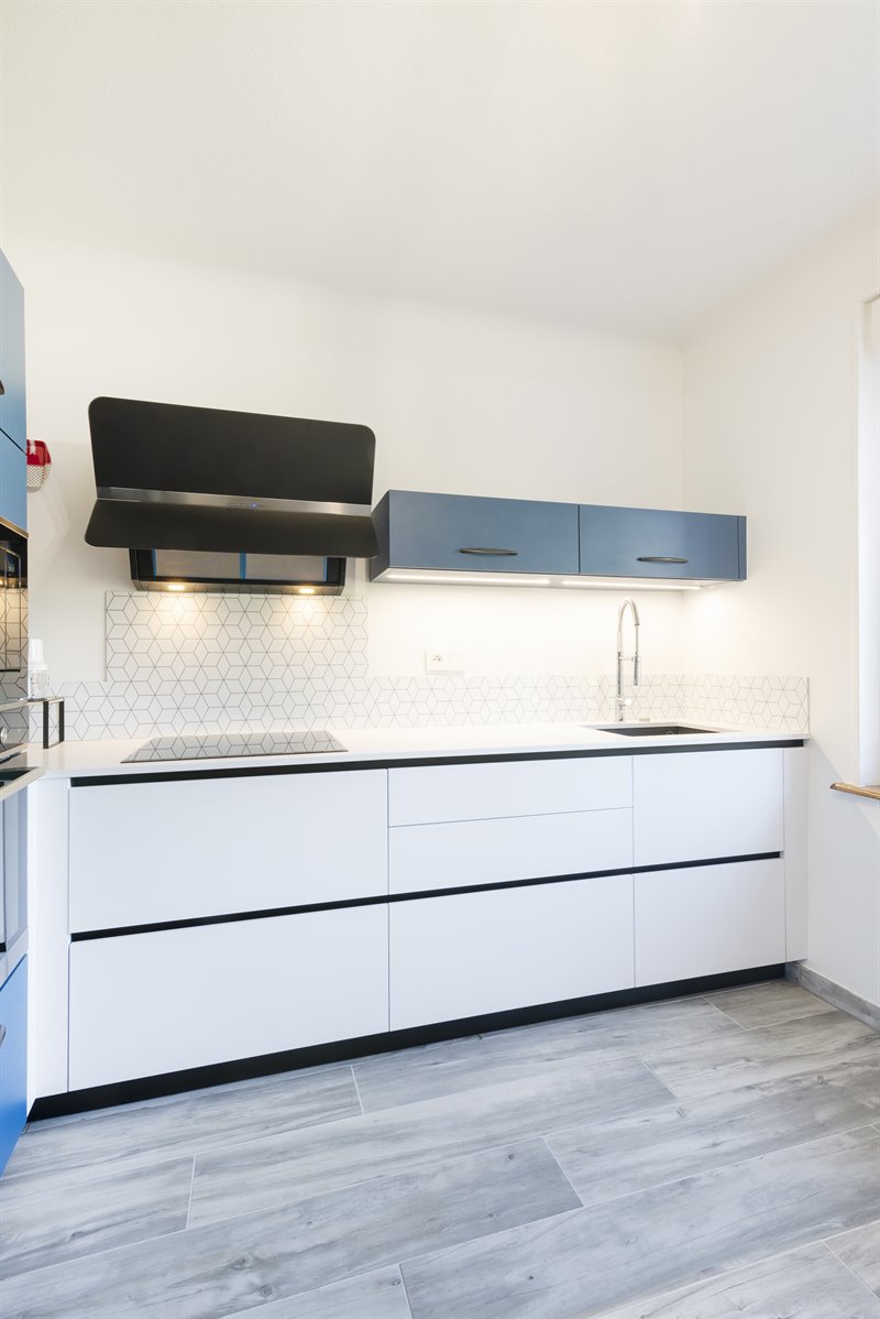 Cuisine blanche et bleue de style contemporain à Château-Salins | Raison Home - 3