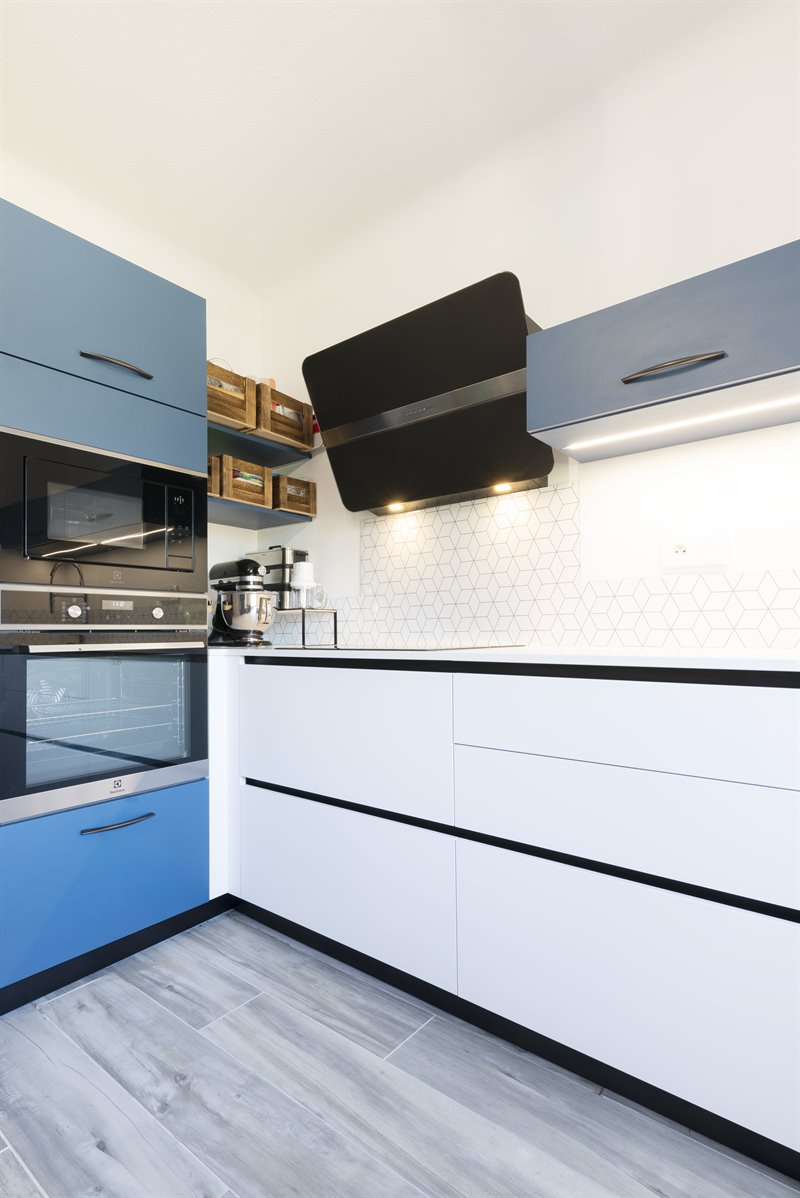 Cuisine blanche et bleue de style contemporain à Château-Salins 5