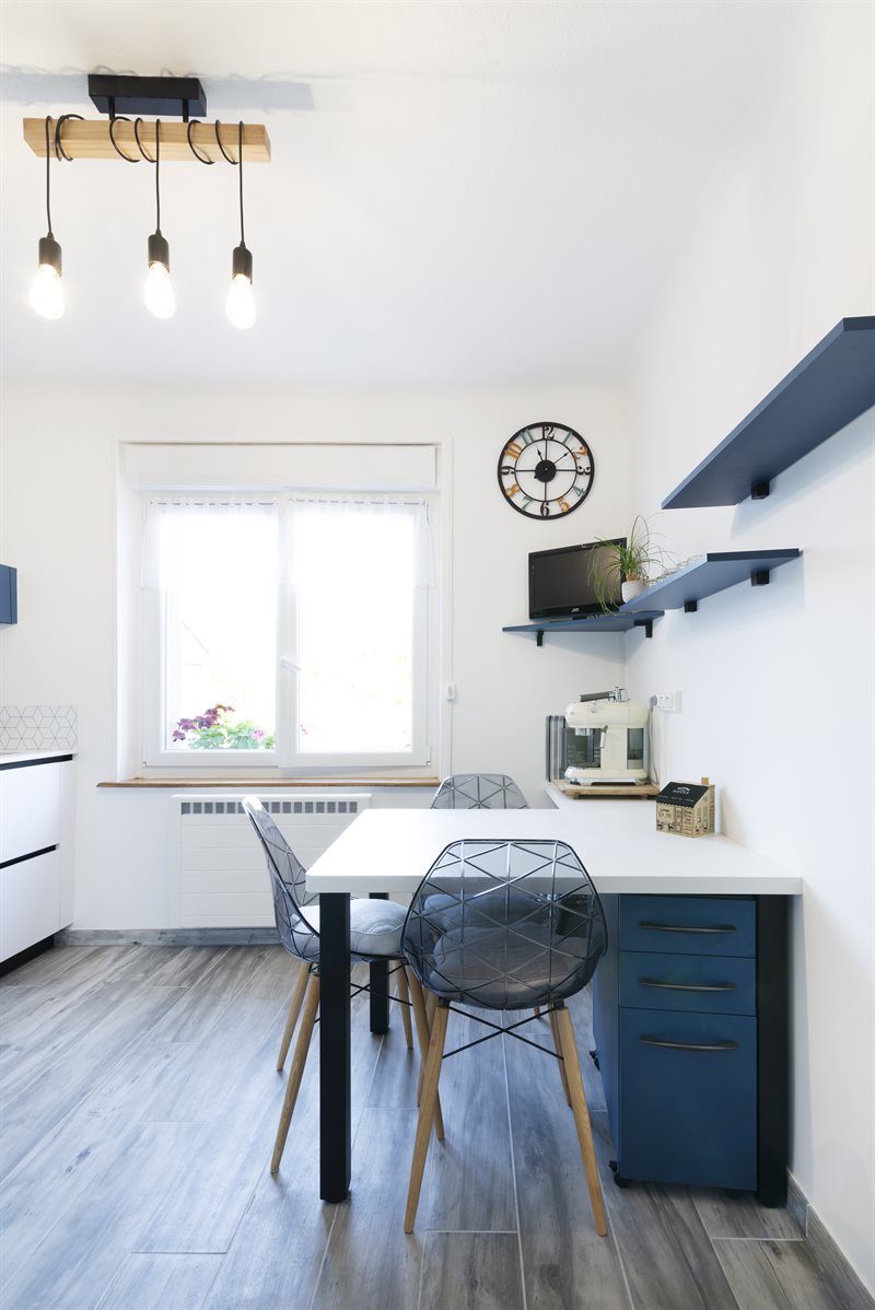 Cuisine blanche et bleue de style contemporain à Château-Salins 8