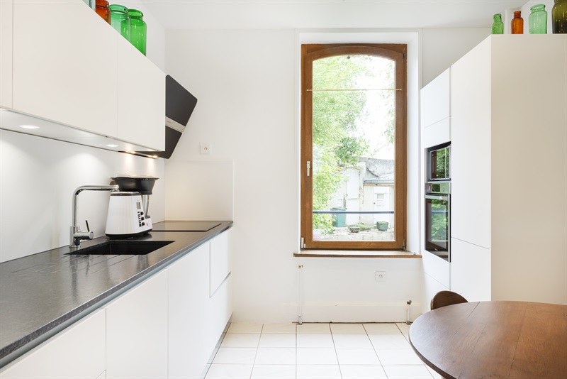 Cuisine blanche fermée de style moderne à Nancy | Raison Home - 1