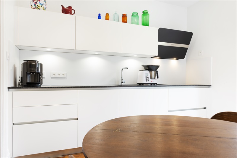 Cuisine blanche fermée de style moderne à Nancy | Raison Home - 3