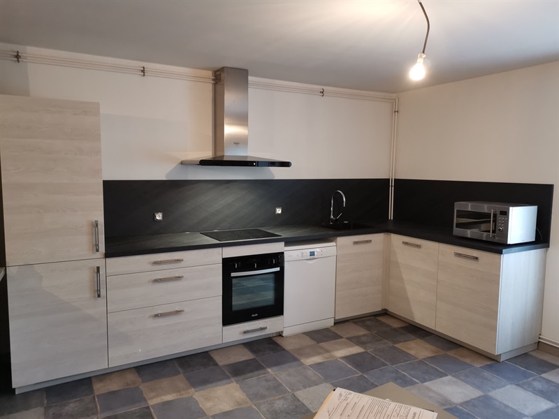 Cuisine ouverte en L noire et beige à Tantonville | Raison Home - 1